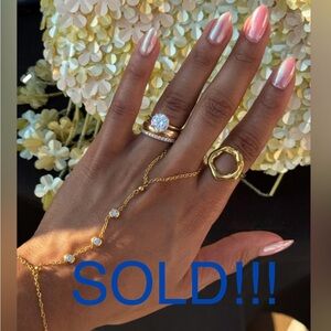 Hand chain slave bracelet in 18k gold plated stainless steel.